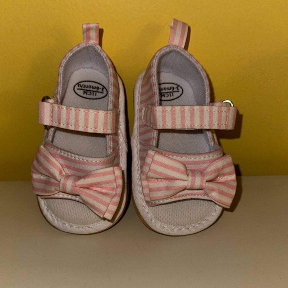 5 / $20 💖
Pink Striped Kids Shoes with Bow